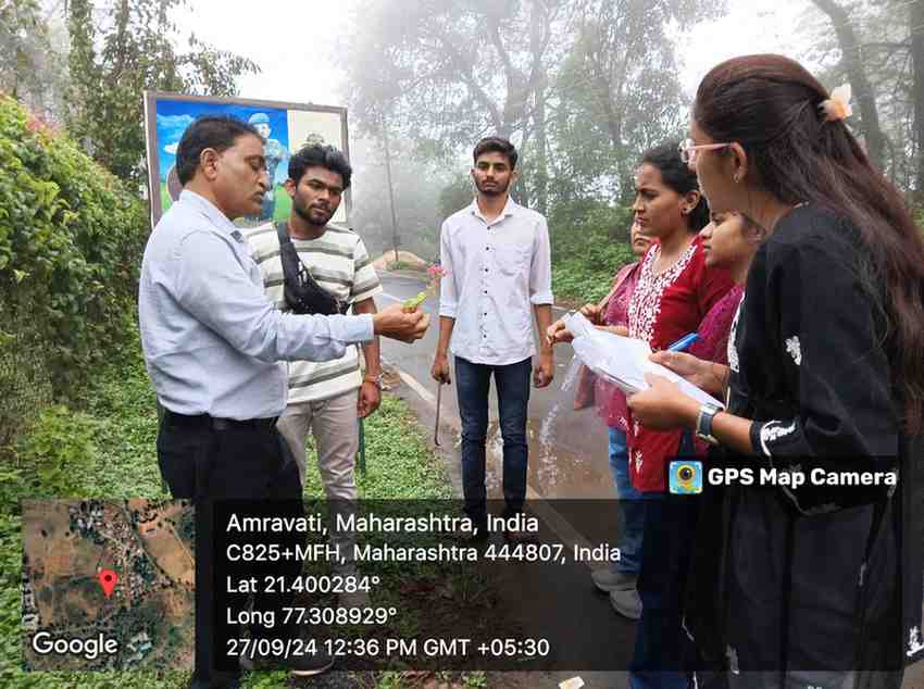 Dr. Gajanan Muratkar shares his knowledge on identifying wild ornamental plants.