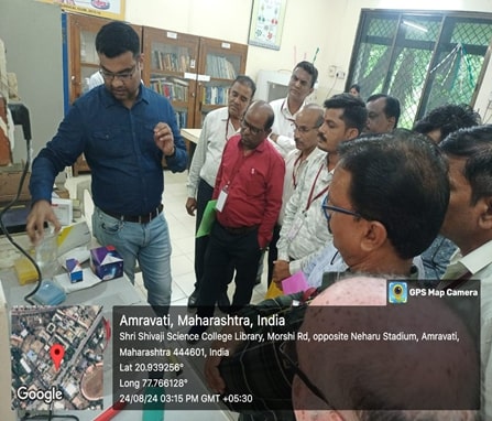 Image 6- Demonstration of Electrophoresisi by Mr Roshan Godse at Technical Session II of Non-teaching Workshop