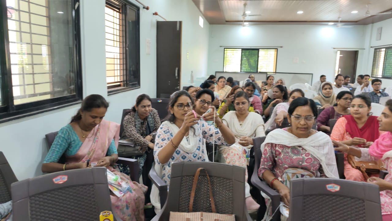 Teachers performing hands-on of the experiments