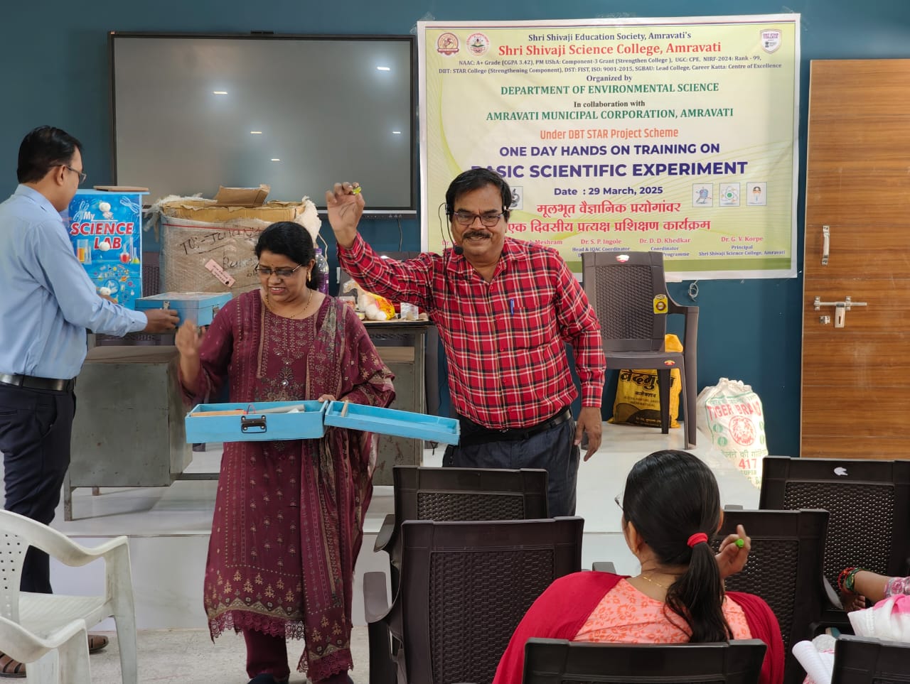 Mr. Sanjay Tikaria introducing his tiny Lab to the teachers