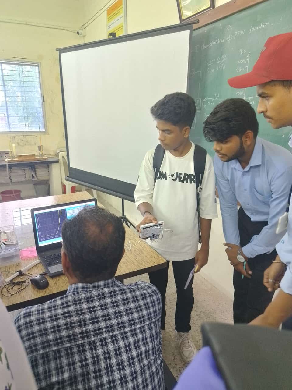 Students are performing experiments with SeeLab kit