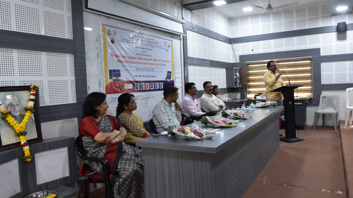 Dr Waman Barde, Ex-IQAC Co-Ordinator, Shri Shivaji Science College, Amravati with Dignitaries on the dias at the Inauguration 