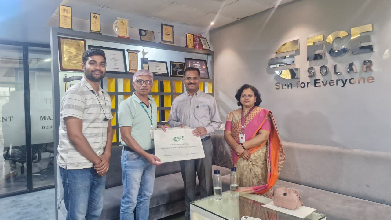  Manager presenting memento to our faculty