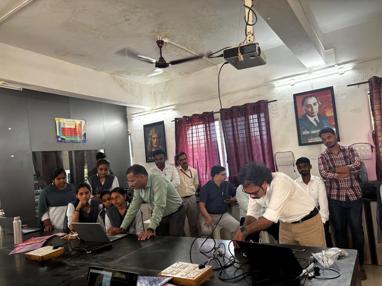 Demonstration of EXPEyes kit