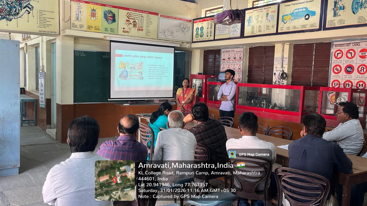 Resource Person Ms R. Y. Chauke conducting workshop at Matoshri vimalabai and Rural college, Amravati